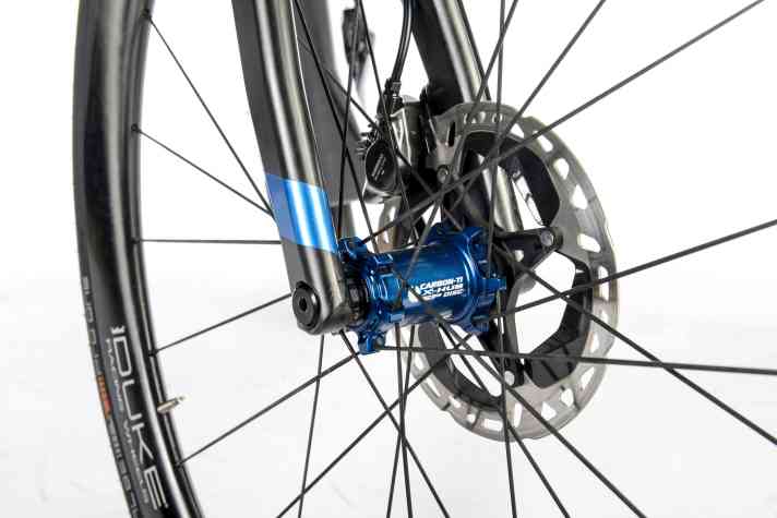 Exklusive Anbauteile: Die Laufräder mit Naben von Carbon-Ti und Carbonfelgen von Duke sind rekordverdächtig leicht