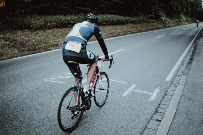Die Strecke ist mindestens so fies wie schön: Wenige Pedalumdrehungen nach der Altstadt stellt sich die Straße auf.
