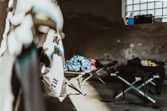 Schlafzimmer: Zwischen den Einsätzen bleibt kaum eine Stunde zur Erholung auf den Feldbetten in unserer Garage.