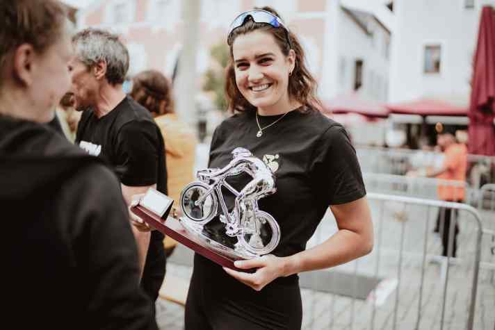 Auch das TOUR-Team hatte Grund zum Feiern: Mit 49 Runden sprang am Ende der zweite Platz in der Mixed-Kategorie heraus. Der schicke Pokal, den Alisa in den Händen hält, schmückt mittlerweile die TOUR-Redaktion.