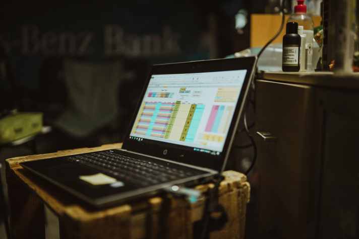 Ein Excel-Dokument als Betreuerersatz: In das Programm tragen wir die gefahrenen Rundenzeiten ein. Dank hinterlegter Rechenformeln wissen alle ihre nächste Startzeit. Eine entscheidende Hilfe, wenn in der Nacht der Kopf matschig wird.