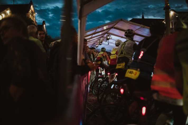 Während die Stimmung bei den Zuschauern in den späten Abendstunden steigt, geht’s in der Wechselzone meist ruhiger zu. Denn die ersten Runden haben die Beine bereits angeknockt und die Müdigkeit setzt ein.