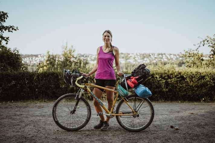 Frontrolle: Kleiderbeutel mit Leggins, Hoodie, T-Shirt & Socken, Hygiene Artikel (Festeseife, Zahnbürste, Mini-Zahnpasta, Creme), Erste Hilfe-Set, Kaffeepulver, Haferflocken 
Satteltasche: Campingkocher, Werkzeug, Schlafsack; Oben drauf: Matte, Banane 
Bauchtasche: Geld, Handy, Riegel