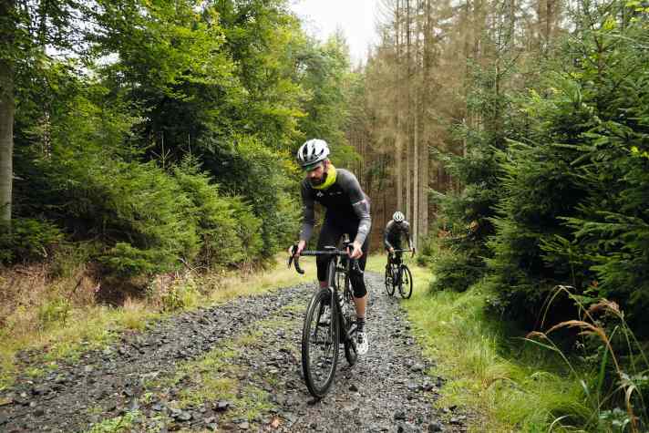 TOUR-Testleiter Jens Klötzer beim Test der neuen Shimano Dura-Ace im tschechischen Mittelgebirge.