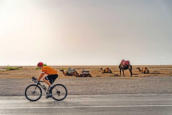 Am Strand von Achakkar (Tour 1), nur wenige Kilometer westlich von Tanger, fühlt man sich fast schon in der Wüste