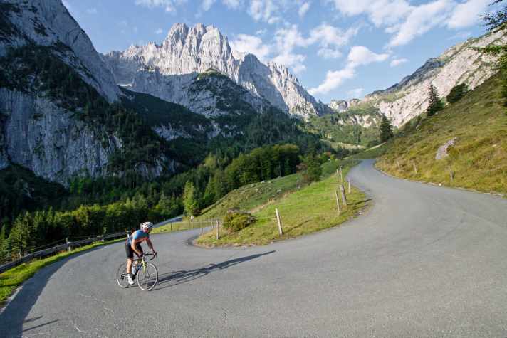 Der Kaiserbachtal führt Radler mitten hinein ins felsige Kaisergebirge