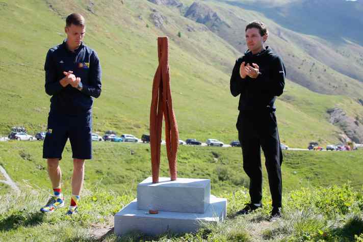 Michael Schär (links) und Marc Hirschi enthüllten die Skulptur an der Gedenkstätte für Gino Mäder