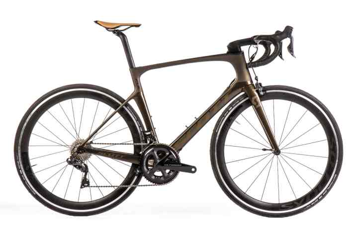 Das Scott Foil 10 steht zwischen den Kategorien Aero und gefedertem Langstreckenrad und ist so ein idealer Allrounder.