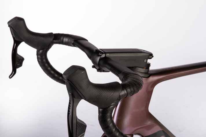 Aufgeräumtes Cockpit am Giant Rennrad