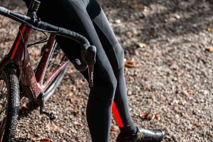 Schwerere, lange Radhosen mit Membran bieten den besten Kälte- und Nässeschutz für Rennradfahrer im Winter.