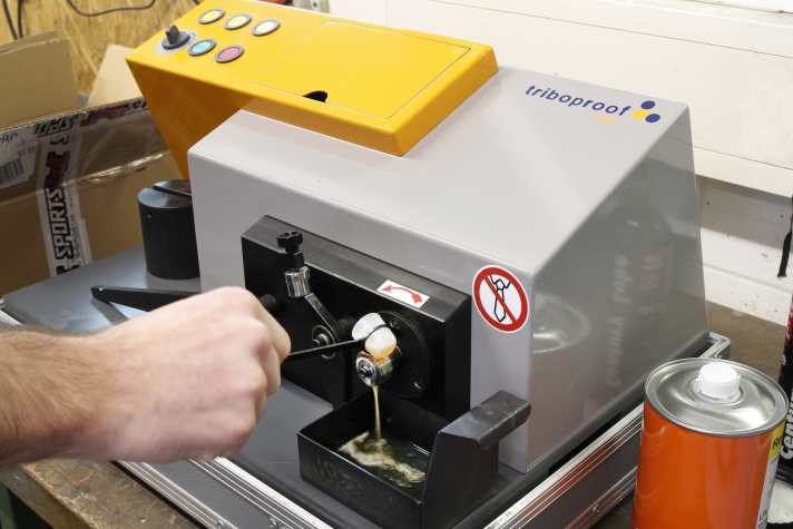   Beim Brugger-Test werden die Schmiermittel auf ihre Belastbarkeit getestet.