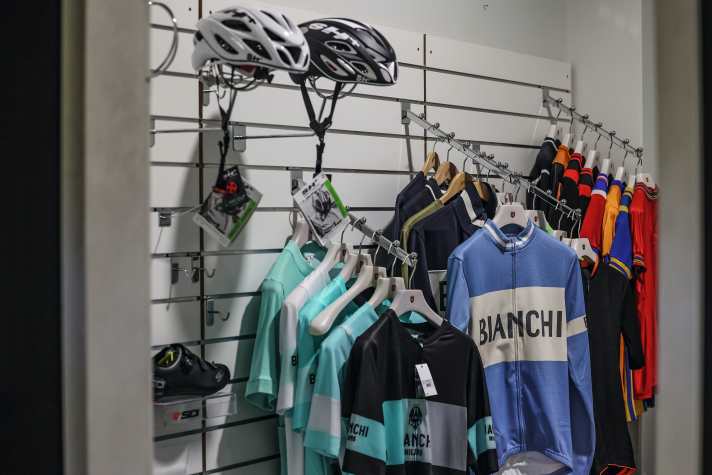 Im Store von Erik Schmauss gab es unter anderm Triktos im Bianchi-Look zu bestaunen.