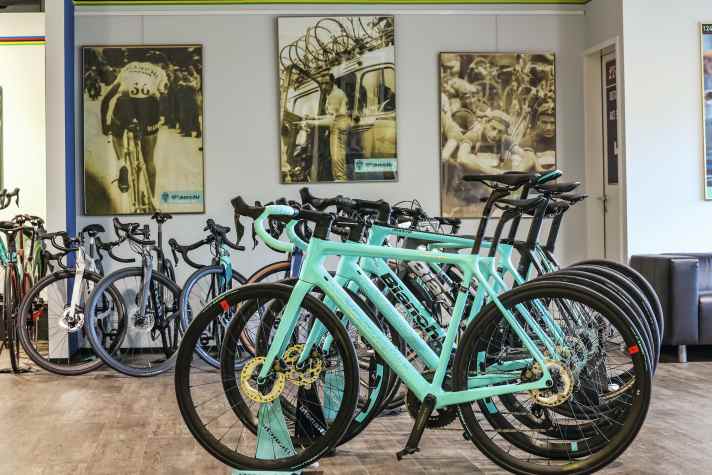 Volles Programm: Bei Servizio Corsa im Nordwesten Münchens steht die komplette Rennradflotte von Bianchi.
