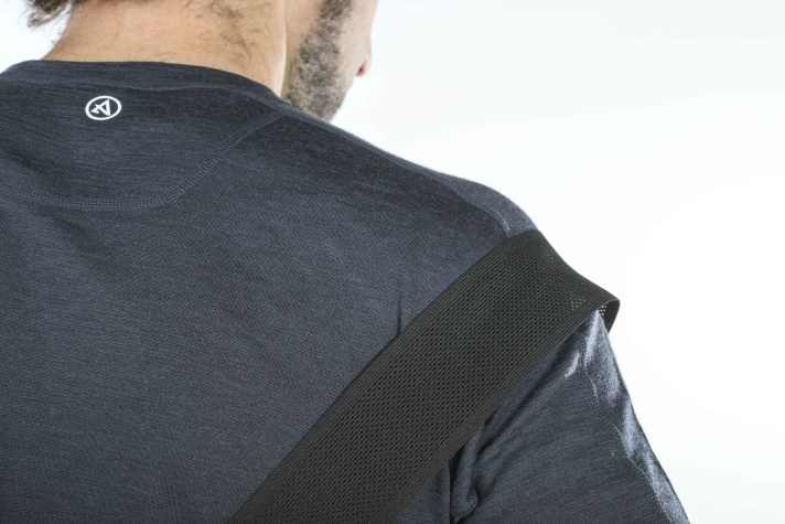 Die luftigen Mesh-Träger könnten etwas straffer sitzen. Im Test rutschten sie stets etwas zur Seite