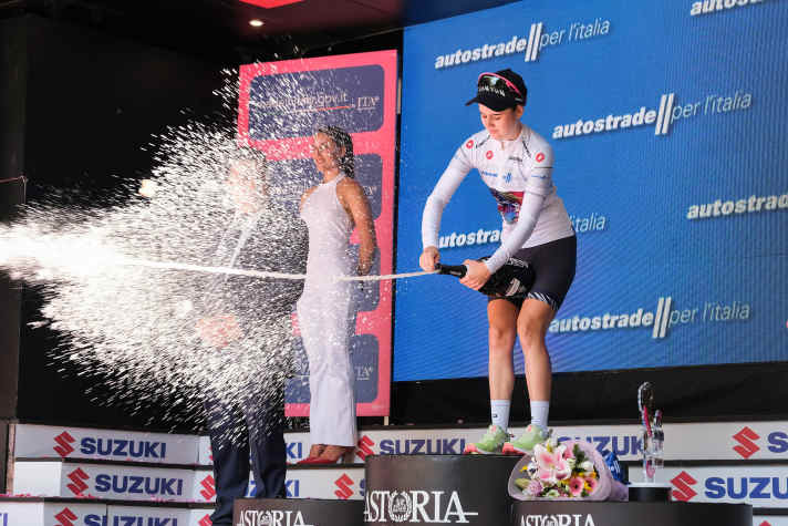 Volltreffer: Neve Bradbury feiert den Giro-Etappensieg am Blockhaus