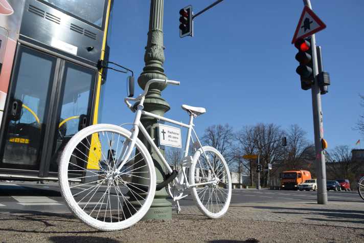Ein sogenanntes “Geisterrad” weist auf tödlich verunglückte Radfahrende hin - hier in Berlin.