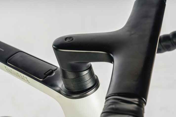 Platz im Rohr: Ins Oberrohr integriert Canyon ein Staufach inklusive kleiner Neoprentasche fürs Pannen-Set. Das passende Mini-Tool mit CO₂-Kartusche und Reifenheber kostet aber extra.