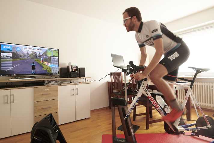 Smarttrainer testen heißt kräftig schwitzen: Wir haben die Rollentrainer nicht nur auf Genauigkeit und Geräuschentwicklung untersucht, sondern auch, wie gut das Fahrgefühl mit Software wie z.B. Zwift ist.