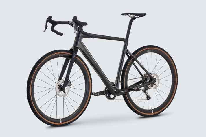  Begrenzte Stückzahl: Bei den drei Limited-Backroad-Modellen setzt Rose auf ein hochwertiges Finish. Der Preis: 4599 Euro mit Shimano Gravel-Gruppe GRX Di2 beziehungsweise 4899 Euro mit elektrischer eTap-Force-XPLR-Schaltung von SRAM. Das Modell mit Campagnolo Ekar kostet 4499 Euro.