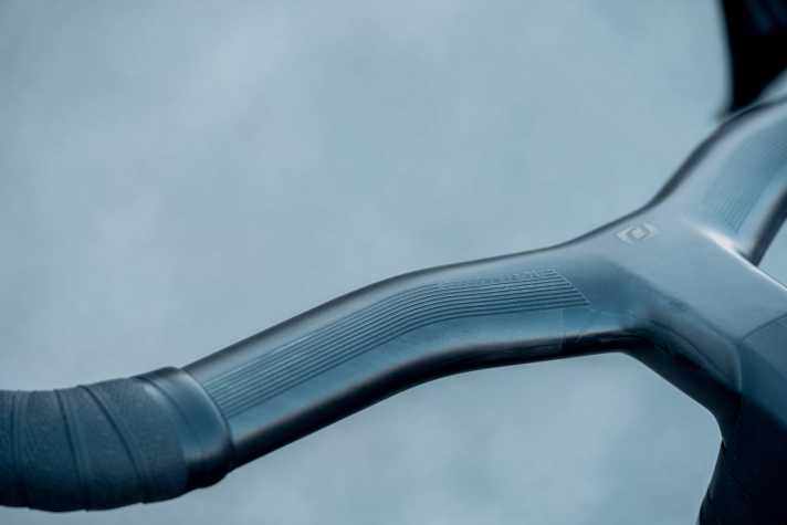   Stromlinienförmig: Das Cockpit des Scott Addict eRIDE Premium ist einteilig, alle Leitungen verlaufen innen 