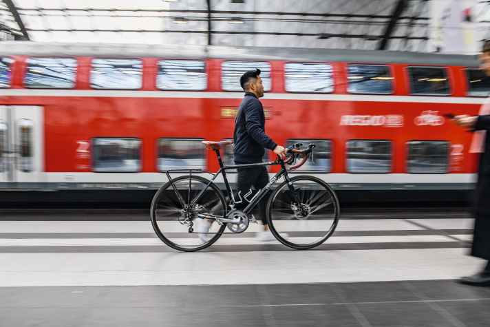 Fahrradmitnahme im Nahverkehr: kostet sechs Euro fürs Fahrrad­ticket, keine Reservierung, Online-Kauf. Nachteil: Es gibt keine Garantie auf einen Stellplatz