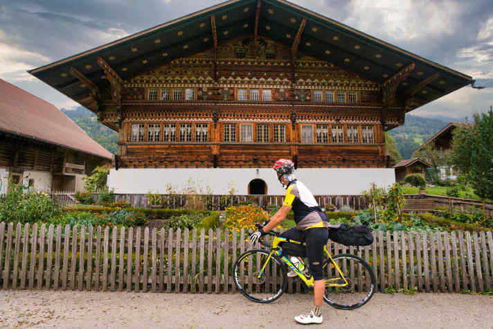 Tag 4, Sörenberg – Saanen: Knuttihaus von 1756 an der Nationalen Veloroute 9 gilt als schönstes Haus im Simmental.