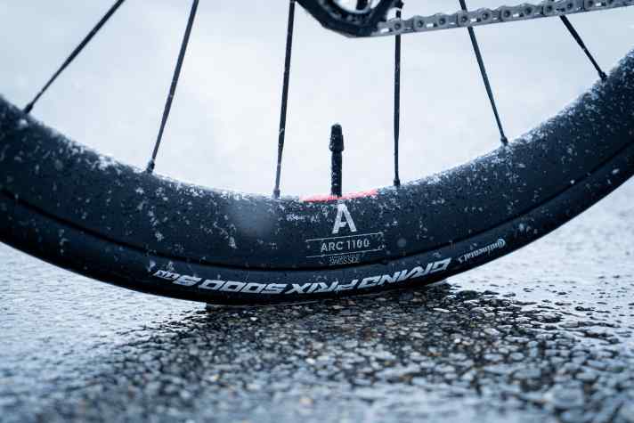 tour/dtswiss-arc-1100-38-cs-the-lightest-way-up-action-0530-1920px_1b4e8cb40e7b07cc2bcd66d18d8e762a