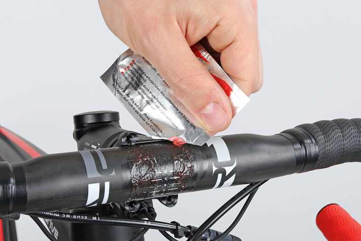 Carbon braucht eine Sonderbehandlung mit spezieller Montagepaste wie im Bild am Rennradlenker.