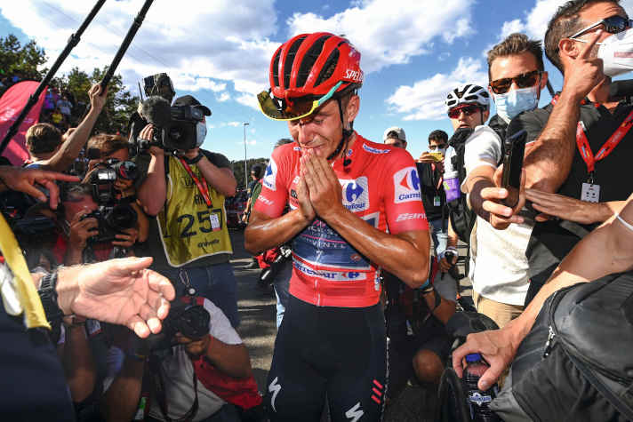 Bei der Spanien-Rundfahrt 2022 fällt die Anspannung von Sieger Remco Evenepoel ab