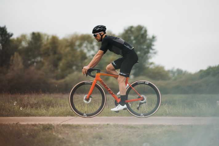 Die Sitzposition auf dem neuen Wettkampfrenner fällt sportlicher aus als bisher.