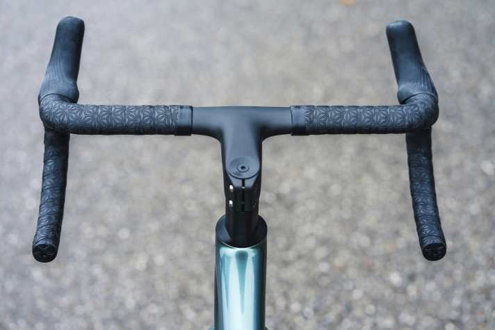 Klassik trifft Moderne - Das einteilige Cockpit federt ­bemerkenswert gut