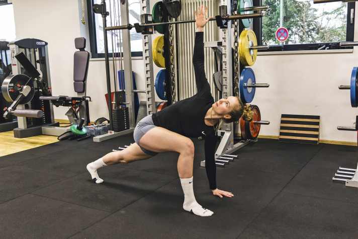 Fitnessübungen: Ausfallschritte mit Rumpfrotation