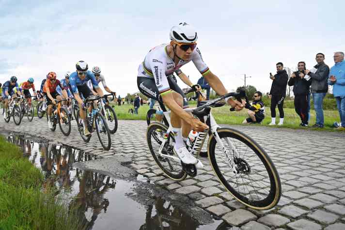 Was Profis brauchen: Leicht, aerodynamisch, komfortabel und ­verwindungssteif – so charakterisiert sich ein gutes Wettkampf-Rennrad. Zu den ­besten zählt neuerdings das Canyon Aeroad, wie Mathieu van der Poel es fährt