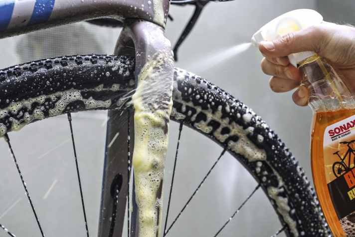 Ist der Antrieb abgespült, könnt ihr das restliche Rad mit Fahrradreiniger shampoonieren