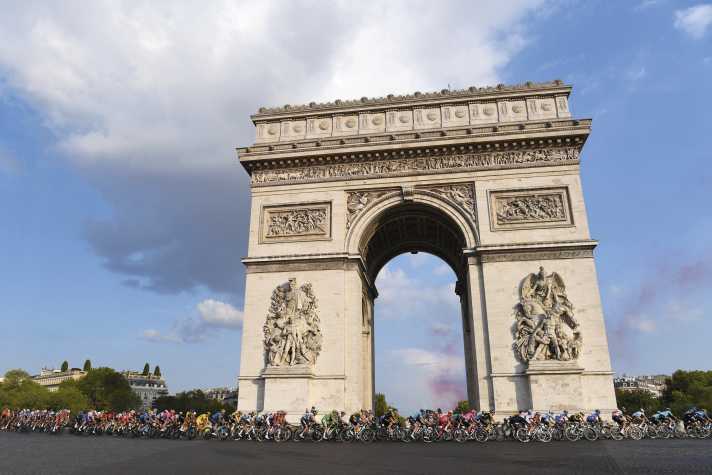 Wahrzeichen - Triumphbögen sind ­selten Radprofis ­gewidmet – aber eine schönere Wegmarke Richtung Zielstrich kann man sich eigentlich kaum vorstellen