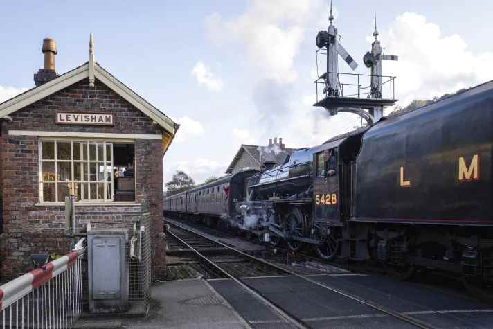 Am historischen Bahnhof Levisham halten Dampfzüge
