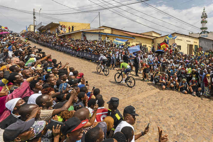 Rappelkiste - Isaac del Toro (vorne) und Tadej ­Pogačar an der Mur de Kigali