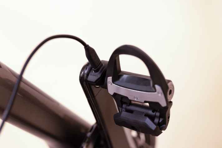 Statt wie bisher eine Knopfzelle steckt jetzt ein integrierter Akku in den Pedalen. 90 Stunden Laufzeit soll er bringen.