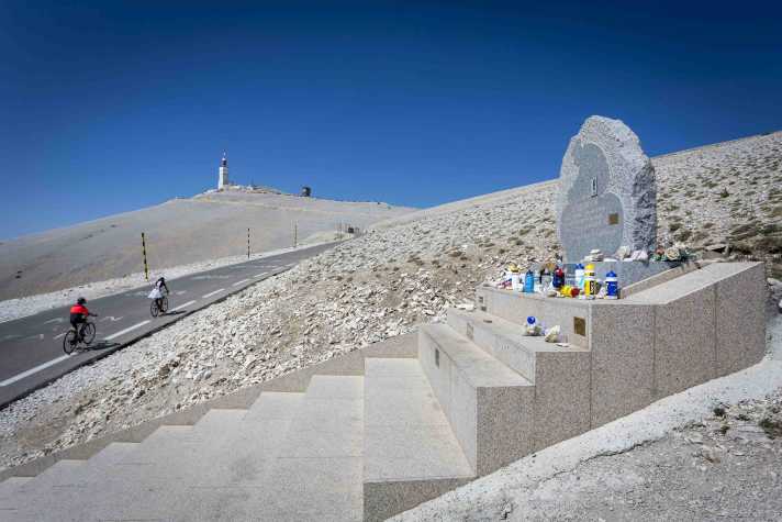 Ein Gedenkstein erinnert bis heute an den Tod von Tom Simpson am Mont Ventoux.