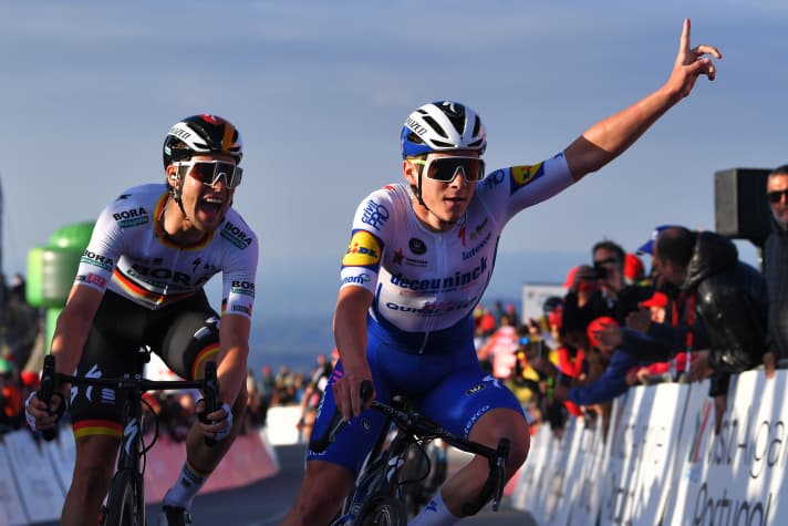 Alte Rivalen, neue Teamkollegen: Schachmann (links) und Evenepoel beim Zielsprint am Alto da Foia bei der Algarve-Rundfahrt 2020