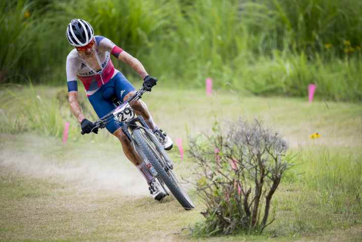 ... und natürlich auch ein Cross Country-Rennen für Männer. Bei den letzten Olympischen Spielen gewann Tom Pidcock.
