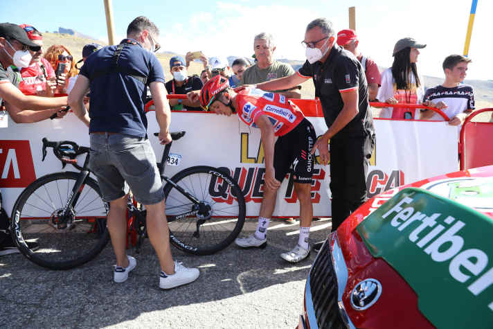 Remco Evenepoel am Ende seiner Kräfte. Für Profis, wie ihn, ist Übertraining besonders gefährlich. Es kann aber auch Hobby-Sportler treffen
