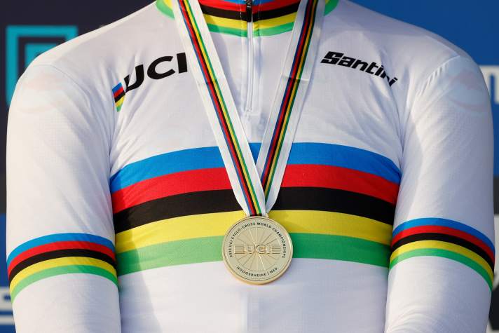 Der Weltmeister der Gravel-WM darf für ein Jahr das Regenbogentrikot tragen