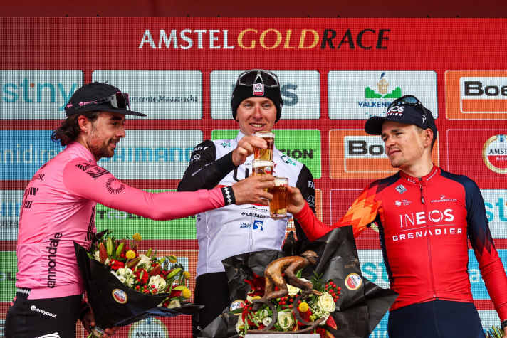 Amstel Gold Race 2023: Sieger Tadej Pogacar (Mitte), Ben Healy (Platz zwei/links) und Tom Pidcock (Rang drei/rechts) stoßen gemeinsam auf ein Bier an