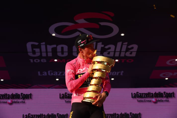 Den Giro d’Italia 2023 gewann Priomz Roglic, der damit auch die “trofeo senza fine” gewann - es ist die wohl bekannteste Trophäe des Radsports