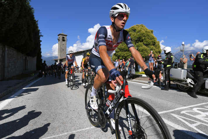 Hoffnungsträger: Der Italiener Giulio Ciccone bei der Vorbeifahrt an der Kirche Madonna del Ghisallo, die in diesem Jahr früh auf der Strecke liegt