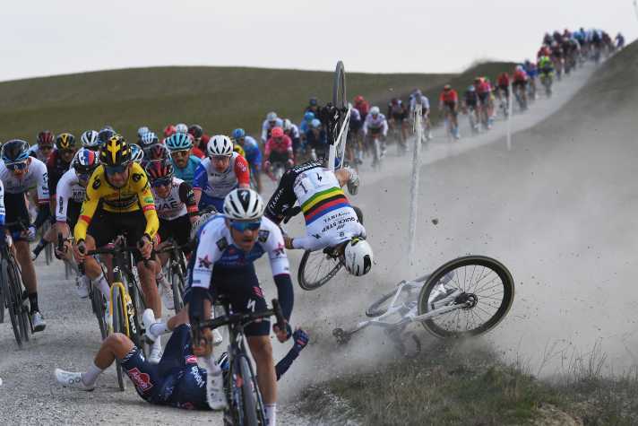 Spektakulärer Abflug in den Straßengraben: Julian Alaphilippe bei Strade Bianche 2022