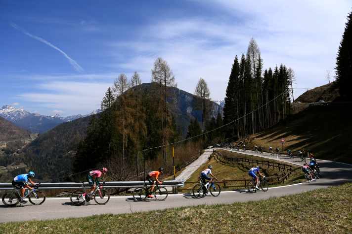 Am Passo Brocon entscheidet sich die 17. Etappe. Erstmals 1956 war der Brocon Teil des Giro. Die Tour of the Alps kletterte den Berg auf der Straße, auf der es beim Giro nun bergab geht, 2022 hinauf.