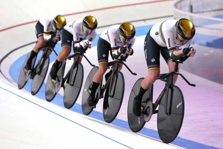2021 gewannen die deutschen Mannschaftsverfolgerinnen die olympische Goldmedaille und tragen deshalb nun das Regenbogentrikot
