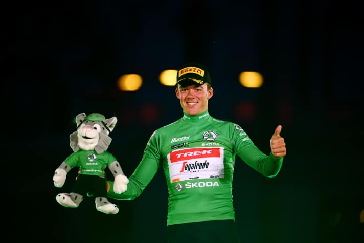 Mads Pedersen sammelte bei der Vuelta 2022 die meisten Punkte für das <a href="https://www.awin1.com/cread.php?awinmid=13708&awinaffid=471469&clickref=T%20Gr%C3%BCnes%20Trikot%20La%20Vuelta&platform=dl&ued=https%3A%2F%2Fwww.bobshop.com%2Fde%2Fsantini%2Fla-vuelta-sprinttrikot-2023%2Fgruen%2F" target="_blank" rel="noopener noreferrer nofollow">Grüne Trikot</a>*